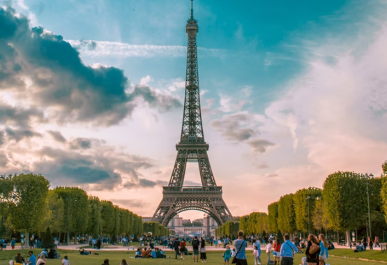 国庆假期，全国国内旅游出游5.15亿人次，国内旅游收入3890.61亿元